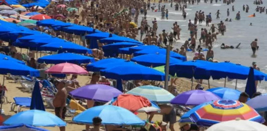 FOTOGRAFÍA. BENIDORM (COMUNIDAD VALENCIANA) REINO DE ESPAÑA, 16 DE JUNIO DE 2025. Vista general de la playa de Levante de Benidorm este lunes. Efe