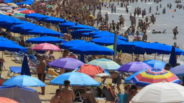 FOTOGRAFÍA. BENIDORM (COMUNIDAD VALENCIANA) REINO DE ESPAÑA, 16 DE JUNIO DE 2025. Vista general de la playa de Levante de Benidorm este lunes. Efe