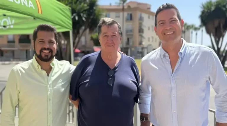 FOTOGRAFÍA. RODA DE BARÁ 8TARRAGONA) CATALUÑA (REINO DE ESPAÑA), 21 DE JUNIO DE 2025. El jefe de filas de VOX en la provincia de Tarragona, Sergio Macián de Greef 8d); junto al diputado número dos de VOX por Tarragona al Parlamento de Cataluña, responsable provincial de Organización Territorial y portavoz del Grupo Municipal de VOX en el Ayuntamiento de Torredembarra (Tarragona), Javier Ramírez Gutiérrez (i); ha anunciado hoy el nombramiento del vecino Isidro Quesada (c), como nuevo coordinador local del partido en Roda de Bará, un municipio ubicado en la Comarca del Tarragonés. Lasvocesdelpueblo (Ñ Pueblo)