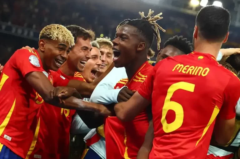 FOTOGRAFÍA. STUTTGART (ALEMANIA), 05 DE JUNIO DE 2025. Los jugadores españoles celebran un gol durante la segunda semifinal de la UEFA Nations League en Stuttgart, Alemania. Efe