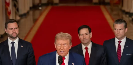 FOTOGRAFÍA. WASHINTON (ESTADOS UNIDOS DE AMÉRICA, EEUU), 22 DE JUNIO DE 2025. El presidente de United States of América (USA), Donald John Trump (2 i); ofrece una Declaración Institucional después de presidir hoy la "Sala de Situaciones" de la Casa Blanca durante los ataques históricos de las Fuerzas Armas de USA contra el programa nuclear de los Ayatolas ISIS que ocupan la República Islámica de Irán, junto al vicepresidente de EEUU, James David Vance (i); al Secretario del Estado, Marco Antonio Rubio (Marco Rubio) (2 d); al el Secretario de Defensa de EEUU, Peter Brian Hegseth (d). En la Sala de Situaciones estuvieron también presentes la 25ª Secretaria del Ejército y la primera mujer en ejercer este cargo; Christine Elizabeth Wormuth; y el Jefe del Estado Mayor Conjunto, el general John Daniel Caine. Lasvocesdelpueblo (Ñ Pueblo)