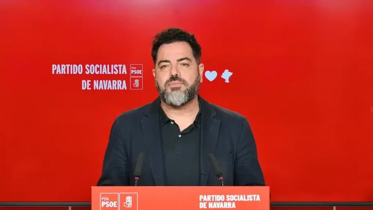 FOTOGRAFÍA. PAMPLONA (NAVARRA) REINO DE ESPAÑA, 18 DE JUNIO DE 2025. El vicesecretario general del Partido Socialista en Navarra (PSN/PSOE) y portavoz del Grupo Parlamentario del PSN/PSOE en el Parlamento de Navarra, Ramón Alzórriz Goñi, registrado este miércoles durante una rueda de prensa en la sede regional de su formación, anunciando su dimisión de sus cargos institucionales y en el partidos después de trascender que su novia trabajó para el exsecretario de Organización del PSOE y diputado en el Congreso de los Diputados, Santos Cerdán León. en una de las empresas investigada por la Unidad Central Operativa (UCO) de la Guardia Civil, llamada Servinabar 2000. Lasvocesdelpueblo (Ñ Pueblo)