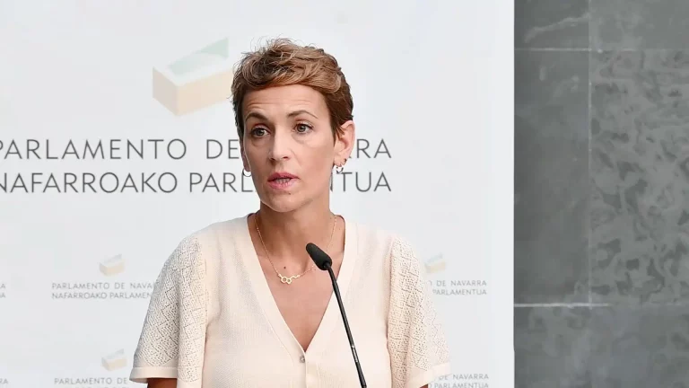 FOTOGRAFÍA. PAMPLONA (NAVARRA) REINO DE ESPAÑA, 18 DE JUNIO DE 2025. La presidente del Gobierno autonómico de Navarra y secretaria general del en esta Comunidad autónoma (PSN-PSOE), María Victoria Chivite Navascués (María Chivite), registrada este jueves durante una rueda de prensa sobre el llamado Caso Koldo que sacude al PSOE, ya mismo desde calle Ferraz 70 de Madrid (sede nocional del PSOE) hasta Navarra, donde ya cobró el miércoles su primera víctima: vicesecretario general del Partido Socialista en Navarra (PSN/PSOE) y portavoz del Grupo Parlamentario del PSN/PSOE en el Parlamento de Navarra, Ramón Alzórriz Goñi, cuya novia trabajó para el exsecretario de Organización del PSOE, Santos Cerdán león, en una de las empresas de la red corrupta socialista; entre 2021 y 2024 en la empresa Servinabar 2000. Lasvocesdelpueblo (Ñ Pueblo)