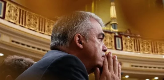FOTOGRAFÍA. MADRID (REINO DE ESPAÑA), 12 DE JUNIO DE 2025. El diputado del Partido Socialista (PSOE) y secretario de Organización del PSOE, Santos Cerdán León , durante el pleno celebrado este jueves en la Cámara Baja cuando un informe demoledor del UCO al Juez instructor del Tribunal Supremo desveló hoy su participación directa en la trama socialista Caso Koldo y amaño de votos en las primarias del Partido Socialista que ganó supuestamente Pedro Sánchez Pérez-Castejón. Efe