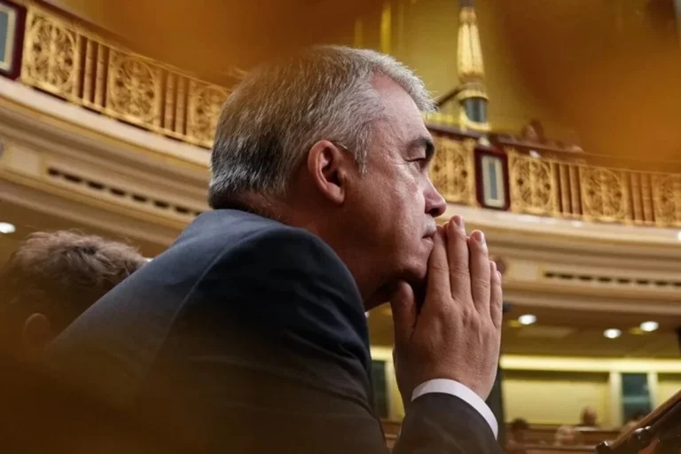 FOTOGRAFÍA. MADRID (REINO DE ESPAÑA), 12 DE JUNIO DE 2025. El diputado del Partido Socialista (PSOE) y secretario de Organización del PSOE, Santos Cerdán León , durante el pleno celebrado este jueves en la Cámara Baja cuando un informe demoledor del UCO al Juez instructor del Tribunal Supremo desveló hoy su participación directa en la trama socialista Caso Koldo y amaño de votos en las primarias del Partido Socialista que ganó supuestamente Pedro Sánchez Pérez-Castejón. Efe