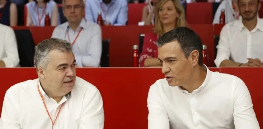 FOTOGRAFÍA. MADRID (REINO DE ESPAÑA), AÑO 2024. En la imagen,  el presidente del Gobierno de España y secretario general del Partido Socialista (PSOE), Pedro Sánchez Pérez-Castejón (d), junto al secretario de Organización del PSOE, Santos Cerdán León, durante una reunión del comité federal de su formación en Madrid, capital del Reino de España. Efe