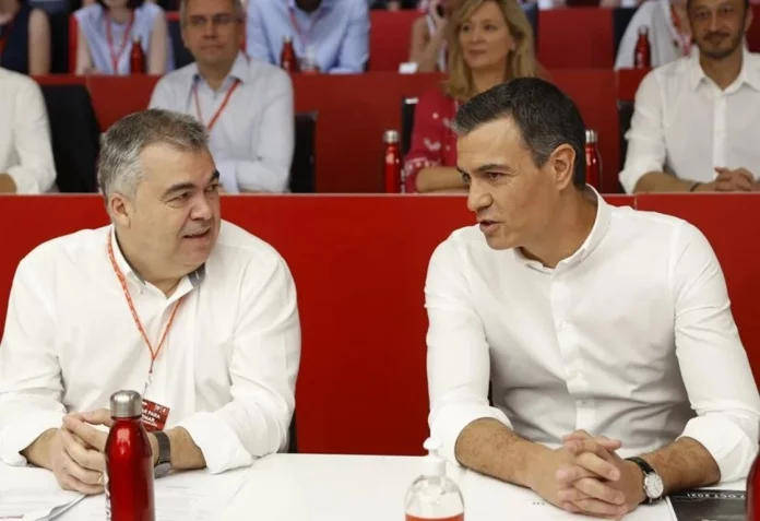 cerdan-primarias-psoe (1) FOTOGRAFÍA. MADRID (REINO DE ESPAÑA), AÑO 2024. En la imagen, el presidente del Gobierno de España y secretario general del Partido Socialista (PSOE), Pedro Sánchez Pérez-Castejón (d), junto al secretario de Organización del PSOE, Santos Cerdán León, durante una reunión del comité federal de su formación en Madrid, capital del Reino de España. Efe
