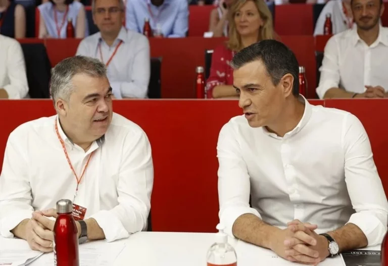 FOTOGRAFÍA. MADRID (REINO DE ESPAÑA), AÑO 2024. En la imagen,  el presidente del Gobierno de España y secretario general del Partido Socialista (PSOE), Pedro Sánchez Pérez-Castejón (d), junto al secretario de Organización del PSOE, Santos Cerdán León, durante una reunión del comité federal de su formación en Madrid, capital del Reino de España. Efe