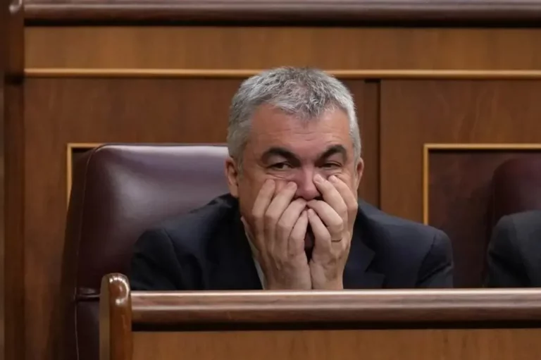 FOTOGRAFÍA. MADRID (REINO DE ESPAÑA), 12 DE JUNIO DE 2025. El diputado del Partido Socialista (PSOE) y secretario de Organización del PSOE, Santos Cerdán León , durante el pleno celebrado este jueves en la Cámara Baja cuando un informe demoledor del UCO al Juez instructor del Tribunal Supremo desveló hoy su participación directa en la trama socialista Caso Koldo y amaño de votos en las primarias del Partido Socialista que ganó supuestamente Pedro Sánchez Pérez-Castejón. Efe