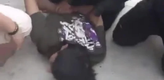 FOTOGRAFÍA. BOGOTÁ (COLOMBIA), 07 DE JUNIO DE 2025. detenido el sicario del atentado a Miguel Uribe Turbay, que ya lo logró y salió de la cirugía. Integrantes de la Policía Nacional de Colombia custodian la zona dónde fue herido el senador colombiano, Miguel Uribe Turbay. El senador colombiano Miguel Uribe Turbay, uno de los aspirantes presidenciales del partido uribista Centro Democrático para las elecciones de 2026, fue herido de gravedad este sábado cuando encabezaba un acto de campaña en Bogotá, ataque que ha sido condenado de forma unánime por todas las fuerzas políticas del país. Efe