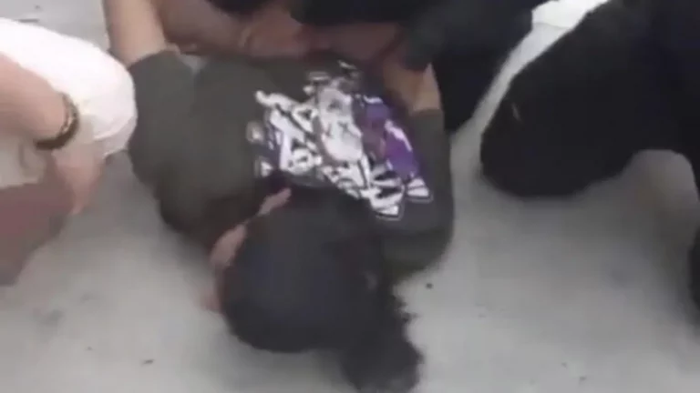 FOTOGRAFÍA. BOGOTÁ (COLOMBIA), 07 DE JUNIO DE 2025. detenido el sicario del atentado a Miguel Uribe Turbay, que ya lo logró y salió de la cirugía. Integrantes de la Policía Nacional de Colombia custodian la zona dónde fue herido el senador colombiano, Miguel Uribe Turbay. El senador colombiano Miguel Uribe Turbay, uno de los aspirantes presidenciales del partido uribista Centro Democrático para las elecciones de 2026, fue herido de gravedad este sábado cuando encabezaba un acto de campaña en Bogotá, ataque que ha sido condenado de forma unánime por todas las fuerzas políticas del país. Efe