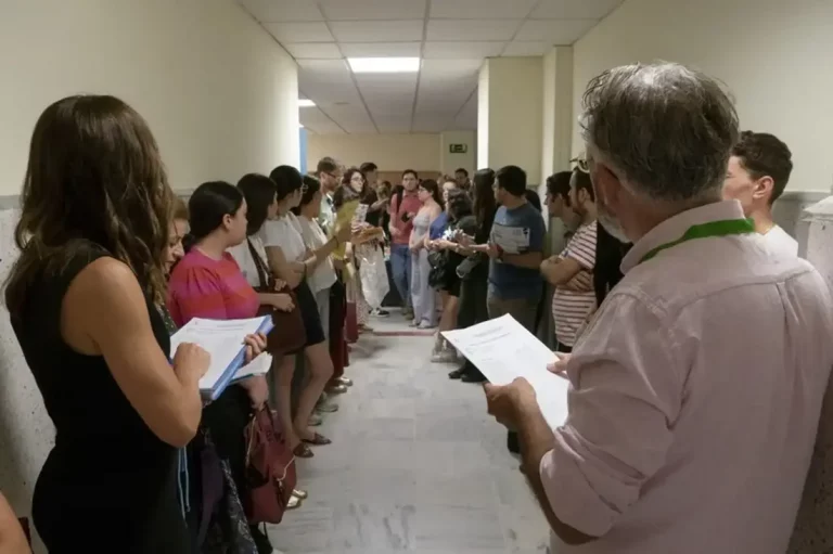 FOTOGRAFÍA. SEVILLA (ANDALUCÍA) REINO DE ESPAÑA, 21 DE JUNIO DE 2025. Varios opositores esperan a que se les llame antes de acceder al aula de examen en Sevilla este sábado. Efe