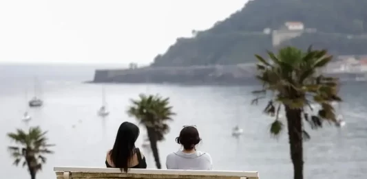 FOTOGRAFÍA. SAN SEBASTIÁN (LAS VASCONGADAS) REINO DE ESPAÑA, 12 DE JUNIO DE 2025. Unas mujeres observan la playa de la Concha desde el palacio de Miramar de San Sebastián. Efe