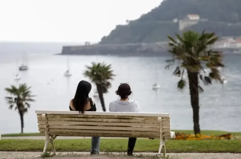 FOTOGRAFÍA. SAN SEBASTIÁN (LAS VASCONGADAS) REINO DE ESPAÑA, 12 DE JUNIO DE 2025. Unas mujeres observan la playa de la Concha desde el palacio de Miramar de San Sebastián. Efe