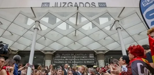 FOTOGRAFÍA. MADRID (REINO DE ESPAÑA), 11 DE JUNIO DE 2025. Jueces y fiscales ante los Juzgados de Plaza de Castilla de Madrid, este miércoles para denunciar el ataque sin precedente de un Gobierno de España contra l Independencia Judicial. Efe