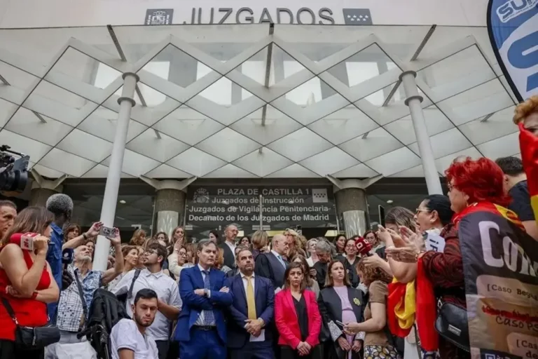 FOTOGRAFÍA. MADRID (REINO DE ESPAÑA), 11 DE JUNIO DE 2025. Jueces y fiscales ante los Juzgados de Plaza de Castilla de Madrid, este miércoles para denunciar el ataque sin precedente de un Gobierno de España contra l Independencia Judicial. Efe