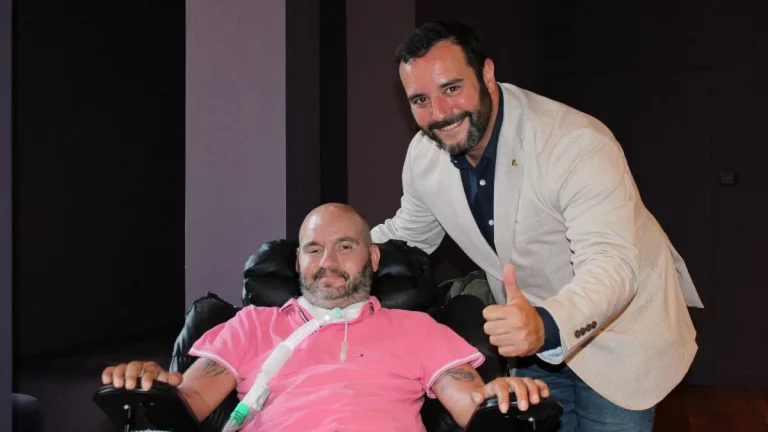 FOTOGRAFÍA. BARCELONA (CATALUÑA) REINO DE ESPAÑA), 26 DE JUNIO DE 2025. El diputado provincial de VOX y secretario general del Sindicato para la Defensa de los Trabajadores de España SOLIDARIDAD, Jordi Albert de la Fuente Miró (Jordi de la Fuente) (d); junto a Jordi Sabaté (i), un símbolo de la lucha contra el ELA en toda España y presidente de la asociación ELAdos, que "colabora con la investigación de la misma en el Hospital de Vall d'Hebron. Lasvocesdelpueblo (Ñ Pueblo)