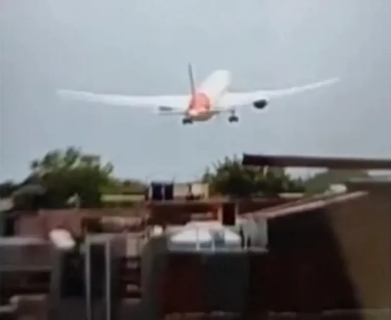 FOTOGRAFÍA. AHMEDABAD (INDIA), 12 DE JUNIO DE 2025. Vista del avión que se ha estrellado en las inmediaciones del aeropuerto de la ciudad occidental de Ahmedabad (India) este jueves, 11 de junio de 2025 con 242 personas. Efe