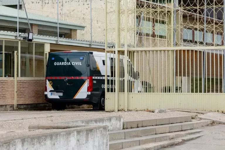 FOTOGRAFÍA. MADRID (REINO DE ESPAÑA), 30 DE JULIO DE 2025. Registran la llegada e ingreso en prisión de Santos Cerdán León (PSOE). El ex secretario de Organización del del PSOE y número dos del PSOE, Santos Cerdán León, ya ha ingresado en la cárcel madrileña de Soto del Real después de que el juez del Tribunal Supremo Leopoldo Puente haya acordado el ingreso en prisión comunicada al considerar que tuvo "específico papel" en la trama del llamado caso Koldo. Efe