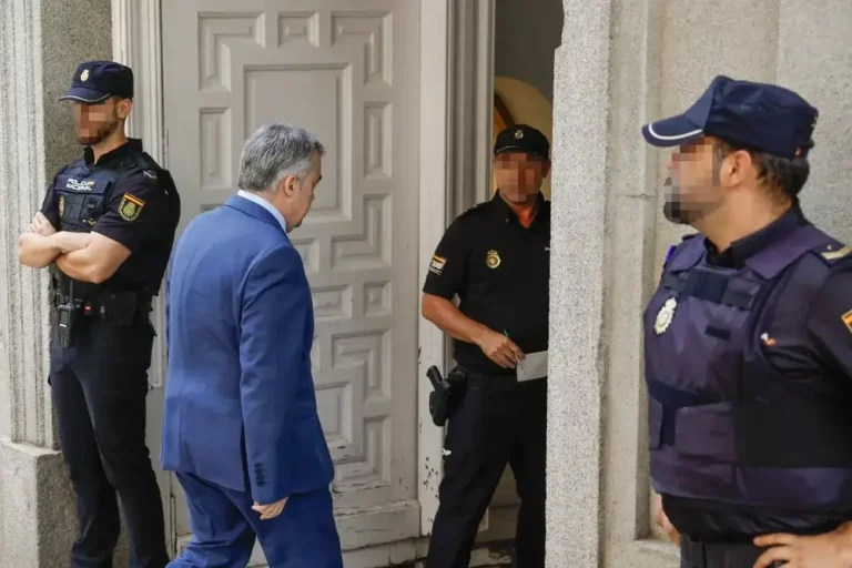 FOTOGRAFÍA. MADRID (REINO DE ESPAÑA), 30 DE JULIO DE 2025. Registran la llegada e de Santos Cerdán León (PSOE) al Tribunal Supremo donde va a ser interrogado por parte del magistrados-juez instructor del CASO KOLDO, Leopoldo Puente, de la Fiscalía Anticorrupción y de las Acusaciones Populares (VOX). Finalmente no volverá a casa y va a tener que pasar desde hoy sus días y noches en prisión. El ex secretario de Organización del del PSOE y número dos del PSOE, Santos Cerdán León, ya ha ingresado en la cárcel madrileña de Soto del Real después de que el juez del Tribunal Supremo Leopoldo Puente haya acordado el ingreso en prisión comunicada al considerar que tuvo "específico papel" en la trama del llamado caso Koldo. Efe