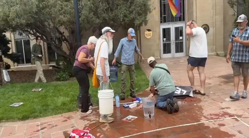 FOTOGRAFÍA. BOULDER (CLORADO) ESTADOS UNIDOS DE AMÉRICA), 01 DE JUNIO DE 2025. Las autoridades estadounidenses identificaron al responsable de un ataque durante un evento pro-rehenes israelíes en el cautiverio en gaza en Boulder, Colorado, que dejó seis heridos y está siendo investigado como un acto de terrorismo. El atacante, el inmigrante ilegal islamista Mohamed Sabry Soliman, de 45 años, utilizó un lanzallamas casero para arremeter contra un grupo de civiles que se encontraban reunidas en una actividad de solidaridad con los rehenes que permanecen en manos de Hamás ISIS en la Franja de Gaza, según informó este domingo el FBI. Efe