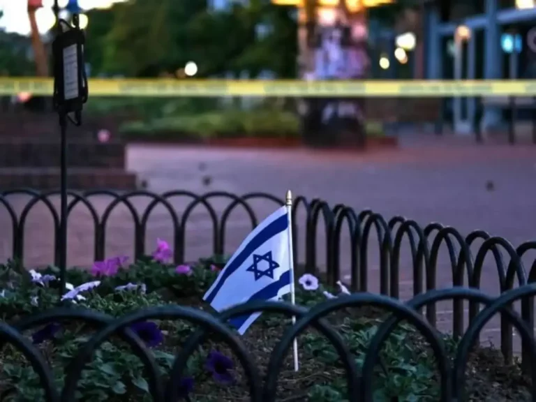 FOTOGRAFÍA. BOULDER (CLORADO) ESTADOS UNIDOS DE AMÉRICA), 01 DE JUNIO DE 2025. Las autoridades estadounidenses identificaron al responsable de un ataque durante un evento pro-rehenes israelíes en el cautiverio en gaza en Boulder, Colorado, que dejó seis heridos y está siendo investigado como un acto de terrorismo. El atacante, el inmigrante ilegal islamista Mohamed Sabry Soliman, de 45 años, utilizó un lanzallamas casero para arremeter contra un grupo de civiles que se encontraban reunidas en una actividad de solidaridad con los rehenes que permanecen en manos de Hamás ISIS en la Franja de Gaza, según informó este domingo el FBI. Efe