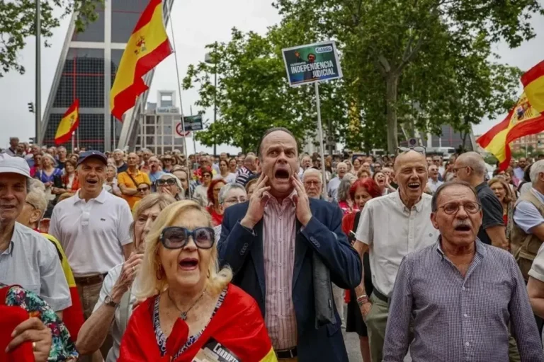 FOTOGRAFÍA. MADRID (REINO DE ESPAÑA), 11 DE JUNIO DE 2025. Jueces y fiscales ante los Juzgados de Plaza de Castilla de Madrid, este miércoles para denunciar el ataque sin precedente de un Gobierno de España contra l Independencia Judicial. Efe