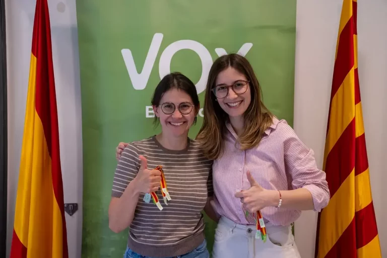 FOTOGRAFÍA. BARCELOAN (CATALUÑA) REINO DE ESPAÑA, 03 DE ABRIL DE 2025. la diputada por Barcelona al Parlamento de Cataluña y portavoz nacional de Juventudes de VOX, Julia Calvet Puig (i), junto a una simpatizante de su formación esta tarde en la sede del partido en calle del Camp 28 de Barcelona, luciendo y exhibiendo la llamada "Pulsera Prohibida" por parte del Partido Socialista (PSOE), mediante una denuncia ante Anticorrupción alegando que los de Santiago Abascal Conde no pueden vender o recibir donaciones de un euro o 50 céntimos de euro o más de sus propios simpatizantes o militantes a cambio de una pulsera o resto de "merchandising" (promoción comercial), en marco de una campaña antiVOX con la que el Gobierno socialista de Pedro Sánchez Pérez-Castejón y el PSOE pretenden frenar el avance imparable de VOX en las instituciones. VOX Barcelona/Lasvocesdelpueblo (Ñ Pueblo)