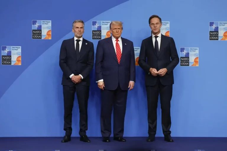 FOTOGRAFÍA. LA HAYA (PAÍSES BAJOS), 25 DE JUNIO DE 2025. El secretario general de la Organización del Tratado del Atlántico Norte (OTAN), Mark Rutte (d), y el primer ministro de Países Bajos, Dick Schoof (i), reciben al presidente de Estados Unidos, Donald Trump (c), a su llegada a la cumbre de la OTAN que se celebra, este miércoles, en La Haya, Países Bajos. Efe