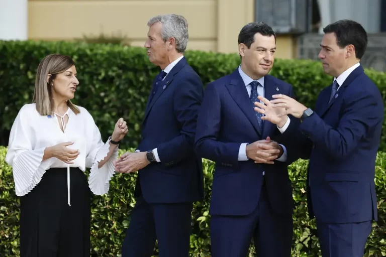 FOTOGRAFÍA. BARCELONA (CATALUÑA) REINO DE ESPAÑA, 06 DE JUNIO DE. 2025. La presidente del Gobierno autonómico Cantabria, María José Sáenz de Buruaga (i); junto al presidente del Gobierno autonómico de la Junta de Galicia, Alfonso Rueda (2i); el presidente del Gobierno autonómico de la Junta de Andalucía, Juan Manuel Moreno Bonilla (2d); y el presidente del Gobierno autonómico de las Vascongadas ("lendakari"), Imanol Pradales Gil (d); a su llegada a la XXVIII Conferencia de Presidentes que se celebra este viernes en el Palau de Pedralbes, en Barcelona (Cataluña). Efe