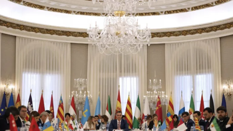 FOTOGRAFÍA. BARCELONA (CATALUÑA) REINO DE ESPAÑA, 06 DE JUNIO DE 2025. El presidente del Gobierno, Pedro Sánchez (c), al inicio de la XXVIII Conferencia de Presidentes que se celebra este viernes en el Palau de Pedralbes, en Barcelona. Efe