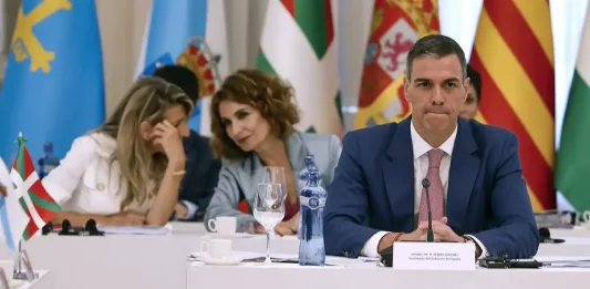 FOTOGRAFÍA. BARCELONA (CATALUÑA) REINO DE ESPAÑA, 06 DE JUNIO DE 2025. El presidente del Gobierno de España y secretario general del Partido Socialista (PSOE), Pedro Sánchez Pérez-Castejón (d); acompañado por las vicepresidentes primera y ministra de Hacienda, María Jesús Montero (c, detrás); y segunda y ministra de Trabajo, Yolanda Díaz Pérez (i, detrás); momentos antes del inicio de la XXVIII Conferencia de Presidentes que se celebra este viernes en el Palau de Pedralbes, en Barcelona (Cataluña. Efe