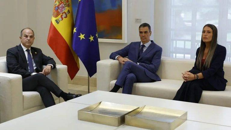 FOTOGRAFÍA. MADRID (REINO DE ESPAÑA), 17 DE JUNIO DE 2025. El presidente del gobierno de España y secretario general del Partido Socialista (PSOE), Pedro Sánchez Pérez-Castejón (c), mantiene un encuentro con secretario general de Junts per Catalunya (JxCat), Jordi Turull Negre (i), y con Míriam Nogueras Camero (d), portavoz del partido en el Congreso de los Diputados, este martes en el Palacio de la Moncloa sobre la continuidad de la Legislatura después de los casos de corrupción trascendidos en el PSOE y Gobierno. Efe