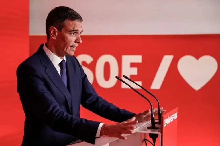 FOTOGRAFÍA. MADRID (REINO DE ESPAÑA), 12 DE JUNIO DE 2025. FOTOGRAFÍA. MADRID (REINO DE ESPAÑA), 12 DE JUNIO DE 2025. El presidente del Gobiernode España y líder del Partido Socialista (PSOE), Pedro Sánchez Pérez-Castejón, registrado este jueves durante la rueda de prensa sobre la dimisión del secretario de organización del Partido Socialista y su mano derecha en las negociaciones del acuerdo de investidura y en el PSOE, Santos Cerdán León, investigado por el tribunal supremo por corrupción, tras hallarse hoy su papel decisivo en la red de corrupción de las comisiones en contratos de compra de las mascarillas de la COVID-19 con su colega imputado exsecretario de Organización del PSOE y ministro de Transportes José Luis Ábalos Meco junto al cabecilla de la trama Koldo García Izaguirre. Efe