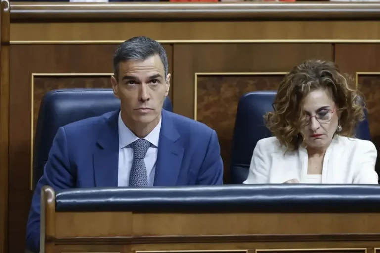 FOTOGRAFÍA. MADRID (REINO DE ESPAÑA), 18 DE 2025. El presidente del Gobierno de España y secretario general del Partido Socialista (PSOE), Pedro Sánchez Pérez-Castejón (i); junto a la vicepresidente primera y secretaria general del PSOE en Andalucía, María Jesús Montero Cuadrado (d), registrados este miércoles durante la sesión plenaria del Congreso de los Diputados La inquietud de los socios que sustentan a Sánchez no se aplaca ante la posibilidad de que los efectos del caso Koldo sean mayores de los conocidos hasta ahora -sobre todo, tras las novedades que alcanzan al Ejecutivo socialista de Navarra-, algo que el Gobierno afronta insistiendo en que seguirá hasta 2027. El compromiso de Sánchez de agotar la legislatura pese al enorme impacto que la trama corrupta que ha hecho caer al secretario de Organización del PSOE, Santos Cerdán león, es el argumento al que se aferran los ministros migracionistas WOKE socialistas para contrarrestar las dudas de los socios y los reproches de la oposición y de algunos de sus hasta ahora socios, como el principal partido de la ultraizquierda, Podemos. Efe
