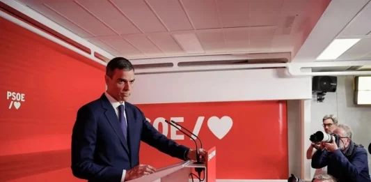 FOTOGRAFÍA. MADRID (REINO DE ESPAÑA), 12 DE JUNIO DE 2025. FOTOGRAFÍA. MADRID (REINO DE ESPAÑA), 12 DE JUNIO DE 2025. El presidente del Gobiernode España y líder del Partido Socialista (PSOE), Pedro Sánchez Pérez-Castejón, registrado este jueves durante la rueda de prensa sobre la dimisión del secretario de organización del Partido Socialista y su mano derecha en las negociaciones del acuerdo de investidura y en el PSOE, Santos Cerdán León, investigado por el tribunal supremo por corrupción, tras hallarse hoy su papel decisivo en la red de corrupción de las comisiones en contratos de compra de las mascarillas de la COVID-19 con su colega imputado exsecretario de Organización del PSOE y ministro de Transportes José Luis Ábalos Meco junto al cabecilla de la trama Koldo García Izaguirre. Efe