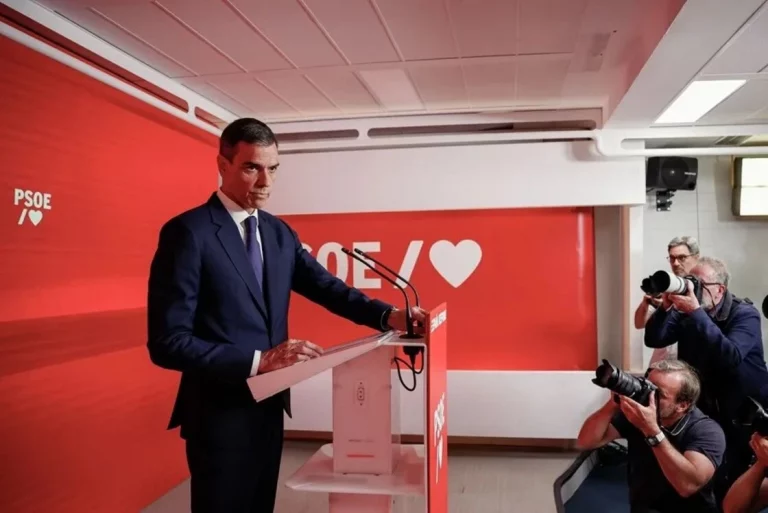 FOTOGRAFÍA. MADRID (REINO DE ESPAÑA), 12 DE JUNIO DE 2025. FOTOGRAFÍA. MADRID (REINO DE ESPAÑA), 12 DE JUNIO DE 2025. El presidente del Gobiernode España y líder del Partido Socialista (PSOE), Pedro Sánchez Pérez-Castejón, registrado este jueves durante la rueda de prensa sobre la dimisión del secretario de organización del Partido Socialista y su mano derecha en las negociaciones del acuerdo de investidura y en el PSOE, Santos Cerdán León, investigado por el tribunal supremo por corrupción, tras hallarse hoy su papel decisivo en la red de corrupción de las comisiones en contratos de compra de las mascarillas de la COVID-19 con su colega imputado exsecretario de Organización del PSOE y ministro de Transportes José Luis Ábalos Meco junto al cabecilla de la trama Koldo García Izaguirre. Efe