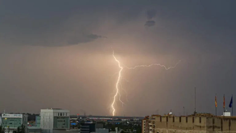 FOTOGRAFÍA. ZARAGOZA (ARAGON) REINO DE ESPAÑA, 10 DE JUNIO DE 2025. Detalle de una tormenta este martes, 10 de junio en Zaragoza, en la Comunidad Autónoma de Aragón (Reino de España). Efe