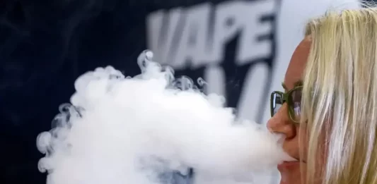 FOTOGRAFÍA. MADRID (REINO DE ESPAÑA), 23 D EMAYO DE 2023. En la imagen, una mujer vapea. El 19,2 por ciento de los adolescentes de 14 a 18 años fuma o consume algún derivado del tabaco, pero los vapeadores son los preferidos para uno de cada cinco, seguido de las cachimbas, que emplean el 14,3 por ciento, mientras que un 13,1 por ciento se decanta por los cigarrillos convencionales. Son algunos de los datos de la XXIV encuesta realizada por la Sociedad Española de Medicina de Familia y Comunitaria (semFYC) con motivo de la Semana sin Humo que se celebra del 25 al 31 de mayo, y que este año lleva como lema «Mejor el paseo que el humo o el vapeo». Efe