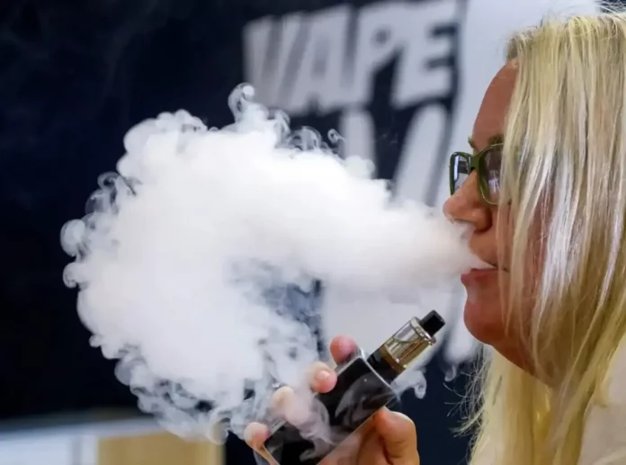 FOTOGRAFÍA. MADRID (REINO DE ESPAÑA), 23 D EMAYO DE 2023. En la imagen, una mujer vapea. El 19,2 por ciento de los adolescentes de 14 a 18 años fuma o consume algún derivado del tabaco, pero los vapeadores son los preferidos para uno de cada cinco, seguido de las cachimbas, que emplean el 14,3 por ciento, mientras que un 13,1 por ciento se decanta por los cigarrillos convencionales. Son algunos de los datos de la XXIV encuesta realizada por la Sociedad Española de Medicina de Familia y Comunitaria (semFYC) con motivo de la Semana sin Humo que se celebra del 25 al 31 de mayo, y que este año lleva como lema «Mejor el paseo que el humo o el vapeo». Efe