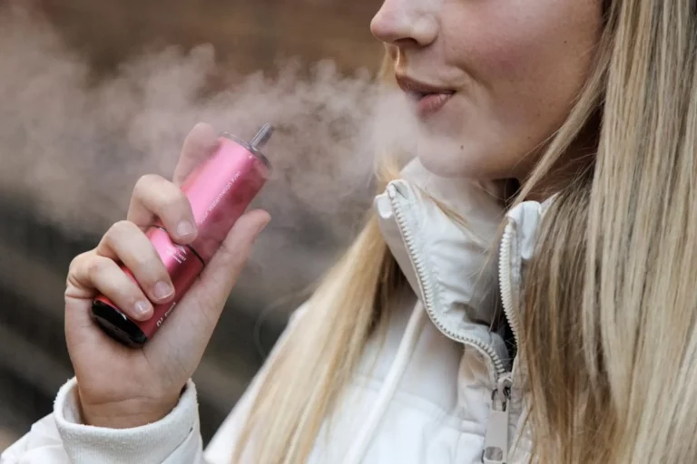 FOTOGRAFÍA. MADRID (REINO DE ESPAÑA), 28 D EMAYO DE 2025. Detalle de una joven vapeando. El vapeo crece entre los adolescentes, la puerta de entrada al tabaquismo El 19,3 % de adolescentes y jóvenes, desde los 14 a los 18 años, fuma y, de ellos, el 11,1 %, consume cigarrillos electrónicos o vapeo, a pesar de que los menores tienen prohibido adquirir estos productos y que la gran mayoría, el 77,8 %, asegura conocer sus consecuencias negativas en la salud, ya que es la puerta de entrada al tabaquismo. Efe