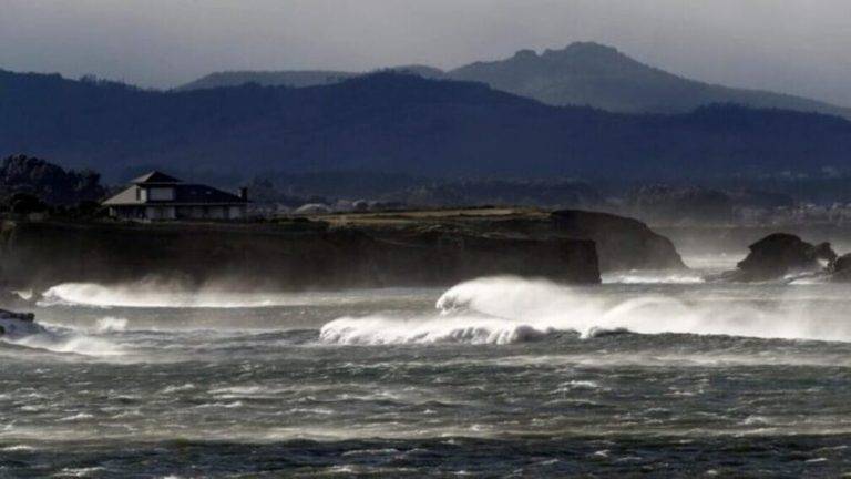 FOTOGRAFÍA. MAR CANTÁBRICO (REINO DE ESPAÑA), 06 DE NOIVIEMBRE DE 2018. Detalle de las olas de las aguas españolas del Mar Cantábrico. Efe