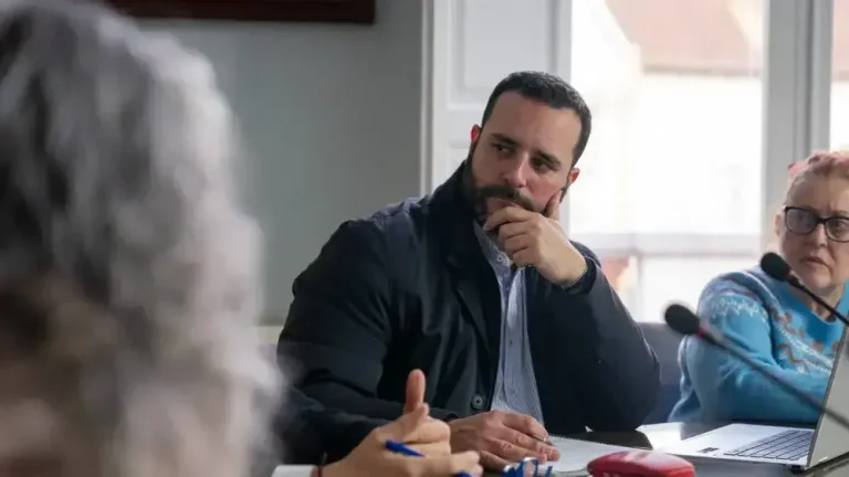 FOTOGRAFÍA. BARCELONA (REINO DE ESPAÑA), 24 DE JULIO DE 2025. El diputado provincial de VOX, Jordi Albert de la Fuente Miró (Jordi de la Fuente), registrado este jueves durante un pleno de la Diputación de Barcelona. Lasvocesdelpueblo (Ñ Pueblo)
