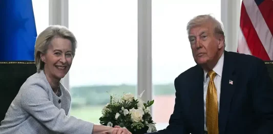 FOTOGRAFÍA. TURNBERRY (REINO UNIDO), 27 DE JULIO DE 2025. El presidente de los Estados Unidos de América (EEUU), Donald John Trump y la presidente de la Comisión Europea, Ursula Gertrud von der Leyen (Ursula Gertrud Albrecht), se reunieron en Escocia (Reino Unido) para llegar a un acuerdo acuerdo arancelario que incluye aranceles del 15 % a productos europeos, así como compras de energía y equipamiento militar estadounidense por parte de la UE. En virtud de este pacto, la UE acepta comprar energía de su país por valor de 750,000 millones de dólares e invertir 600,000 millones de dólares adicionales en equipamiento militar. Afp