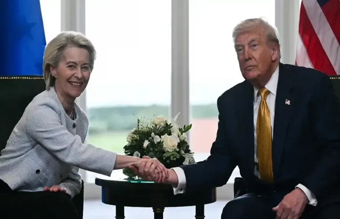 Acuerdo EEUU y UE sobre aranceles, Trump, Von der FOTOGRAFÍA. TURNBERRY (REINO UNIDO), 27 DE JULIO DE 2025. El presidente de los Estados Unidos de América (EEUU), Donald John Trump y la presidente de la Comisión Europea, Ursula Gertrud von der Leyen (Ursula Gertrud Albrecht), se reunieron en Escocia (Reino Unido) para llegar a un acuerdo acuerdo arancelario que incluye aranceles del 15 % a productos europeos, así como compras de energía y equipamiento militar estadounidense por parte de la UE. En virtud de este pacto, la UE acepta comprar energía de su país por valor de 750,000 millones de dólares e invertir 600,000 millones de dólares adicionales en equipamiento militar. Afp