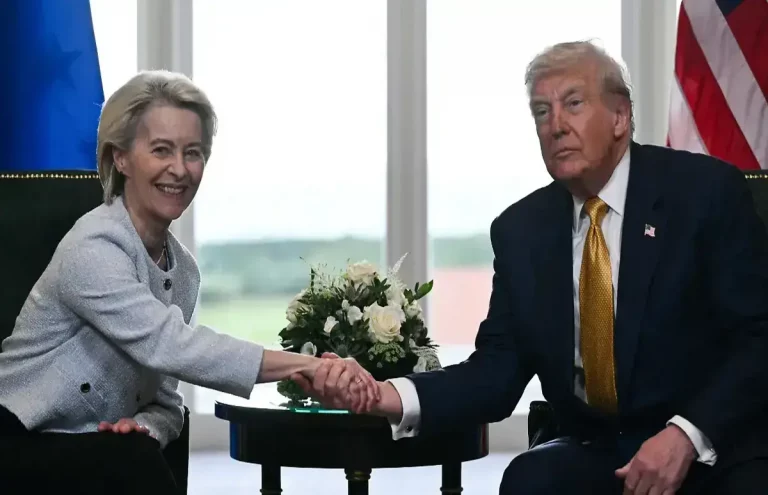 FOTOGRAFÍA. TURNBERRY (REINO UNIDO), 27 DE JULIO DE 2025. El presidente de los Estados Unidos de América (EEUU), Donald John Trump y la presidente de la Comisión Europea, Ursula Gertrud von der Leyen (Ursula Gertrud Albrecht), se reunieron en Escocia (Reino Unido) para llegar a un acuerdo acuerdo arancelario que incluye aranceles del 15 % a productos europeos, así como compras de energía y equipamiento militar estadounidense por parte de la UE. En virtud de este pacto, la UE acepta comprar energía de su país por valor de 750,000 millones de dólares e invertir 600,000 millones de dólares adicionales en equipamiento militar. Afp