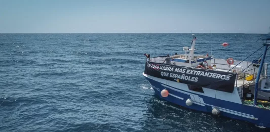 FOTOGRAFÍA. COSTAS DE ALMERÍA (ANDALUCÍA) REINO DE ESPAÑA, 03 DE JULIO DE 2025. Campaña Frontera Sur 2025 ante apocalipsis demográfico español. La acción contra el apocalipsis demográfico en España, llevada a cabo por la portavoz nacional de VOX en materia de Emergencia Demográfica y Políticas Sociales, Rocío de Meer Méndez, ha consistido en el despliegue de unas lonas en un barco en alta mar y haciendo un recorrido por la costa de Almería. "En 2040 habrá más" inmigrantes que españoles "en Almería". "Y no es ningún bulo". "Son las estimaciones que hacen algunos demógrafos con los datos del propio Instituto Nacional de Estadística (INE)", señala la política patriota. Las lonas de la campaña de VOX en un barco en alta mar y en costas de Almería, advierten ante el apocalipsis demográfico español de que "en 2040 habrá más (inmigrantes) extranjeros que españoles" en Almería, de acuerdo con estimaciones y previsiones de expertos en demografía y el INE. "Stop Human Trafficking (Basta de trata de personas). Remigración". lasvocesdelpueblo (Ñ Pueblo)