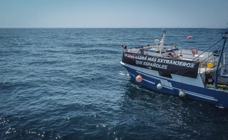 FOTOGRAFÍA. COSTAS DE ALMERÍA (ANDALUCÍA) REINO DE ESPAÑA, 03 DE JULIO DE 2025. Campaña Frontera Sur 2025 ante apocalipsis demográfico español. La acción contra el apocalipsis demográfico en España, llevada a cabo por la portavoz nacional de VOX en materia de Emergencia Demográfica y Políticas Sociales, Rocío de Meer Méndez, ha consistido en el despliegue de unas lonas en un barco en alta mar y haciendo un recorrido por la costa de Almería. "En 2040 habrá más" inmigrantes que españoles "en Almería". "Y no es ningún bulo". "Son las estimaciones que hacen algunos demógrafos con los datos del propio Instituto Nacional de Estadística (INE)", señala la política patriota. Las lonas de la campaña de VOX en un barco en alta mar y en costas de Almería, advierten ante el apocalipsis demográfico español de que "en 2040 habrá más (inmigrantes) extranjeros que españoles" en Almería, de acuerdo con estimaciones y previsiones de expertos en demografía y el INE. "Stop Human Trafficking (Basta de trata de personas). Remigración". lasvocesdelpueblo (Ñ Pueblo)