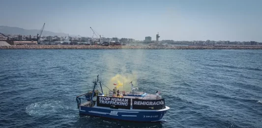 FOTOGRAFÍA. COSTAS DE ALMERÍA (ANDALUCÍA) REINO DE ESPAÑA, 03 DE JULIO DE 2025. Campaña Frontera Sur 2025 ante apocalipsis demográfico español. La acción contra el apocalipsis demográfico en España, llevada a cabo por la portavoz nacional de VOX en materia de Emergencia Demográfica y Políticas Sociales, Rocío de Meer Méndez, ha consistido en el despliegue de unas lonas en un barco en alta mar y haciendo un recorrido por la costa de Almería. "En 2040 habrá más" inmigrantes que españoles "en Almería". "Y no es ningún bulo". "Son las estimaciones que hacen algunos demógrafos con los datos del propio Instituto Nacional de Estadística (INE)", señala la política patriota. Las lonas de la campaña de VOX en un barco en alta mar y en costas de Almería, advierten ante el apocalipsis demográfico español de que "en 2040 habrá más (inmigrantes) extranjeros que españoles" en Almería, de acuerdo con estimaciones y previsiones de expertos en demografía y el INE. "Stop Human Trafficking (Basta de trata de personas). Remigración". lasvocesdelpueblo (Ñ Pueblo)
