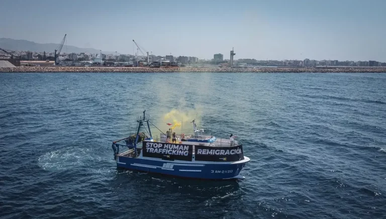FOTOGRAFÍA. COSTAS DE ALMERÍA (ANDALUCÍA) REINO DE ESPAÑA, 03 DE JULIO DE 2025. Campaña Frontera Sur 2025 ante apocalipsis demográfico español. La acción contra el apocalipsis demográfico en España, llevada a cabo por la portavoz nacional de VOX en materia de Emergencia Demográfica y Políticas Sociales, Rocío de Meer Méndez, ha consistido en el despliegue de unas lonas en un barco en alta mar y haciendo un recorrido por la costa de Almería. "En 2040 habrá más" inmigrantes que españoles "en Almería". "Y no es ningún bulo". "Son las estimaciones que hacen algunos demógrafos con los datos del propio Instituto Nacional de Estadística (INE)", señala la política patriota. Las lonas de la campaña de VOX en un barco en alta mar y en costas de Almería, advierten ante el apocalipsis demográfico español de que "en 2040 habrá más (inmigrantes) extranjeros que españoles" en Almería, de acuerdo con estimaciones y previsiones de expertos en demografía y el INE. "Stop Human Trafficking (Basta de trata de personas). Remigración". lasvocesdelpueblo (Ñ Pueblo)